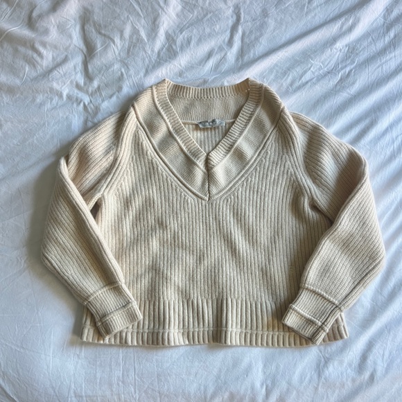 Everlane Women's Cream V-Neck Sweater - Picture 4 of 11